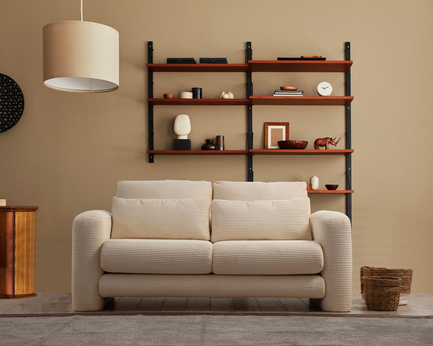 Entdecken Sie das stilvolle Lily Beige 2er Sofa von Atelier Del Sofa. Komfortabel, elegant und perfekt für jeden Raum.
