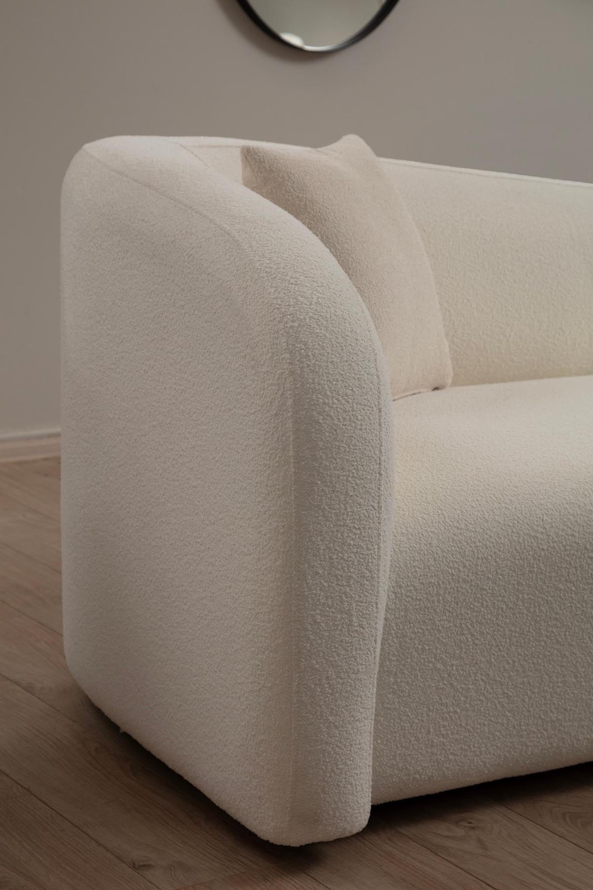 Genießen Sie das stilvolle Asos Cream 2er Sofa von Atelier Del Sofa. Perfekte Eleganz und Komfort für jeden Raum.