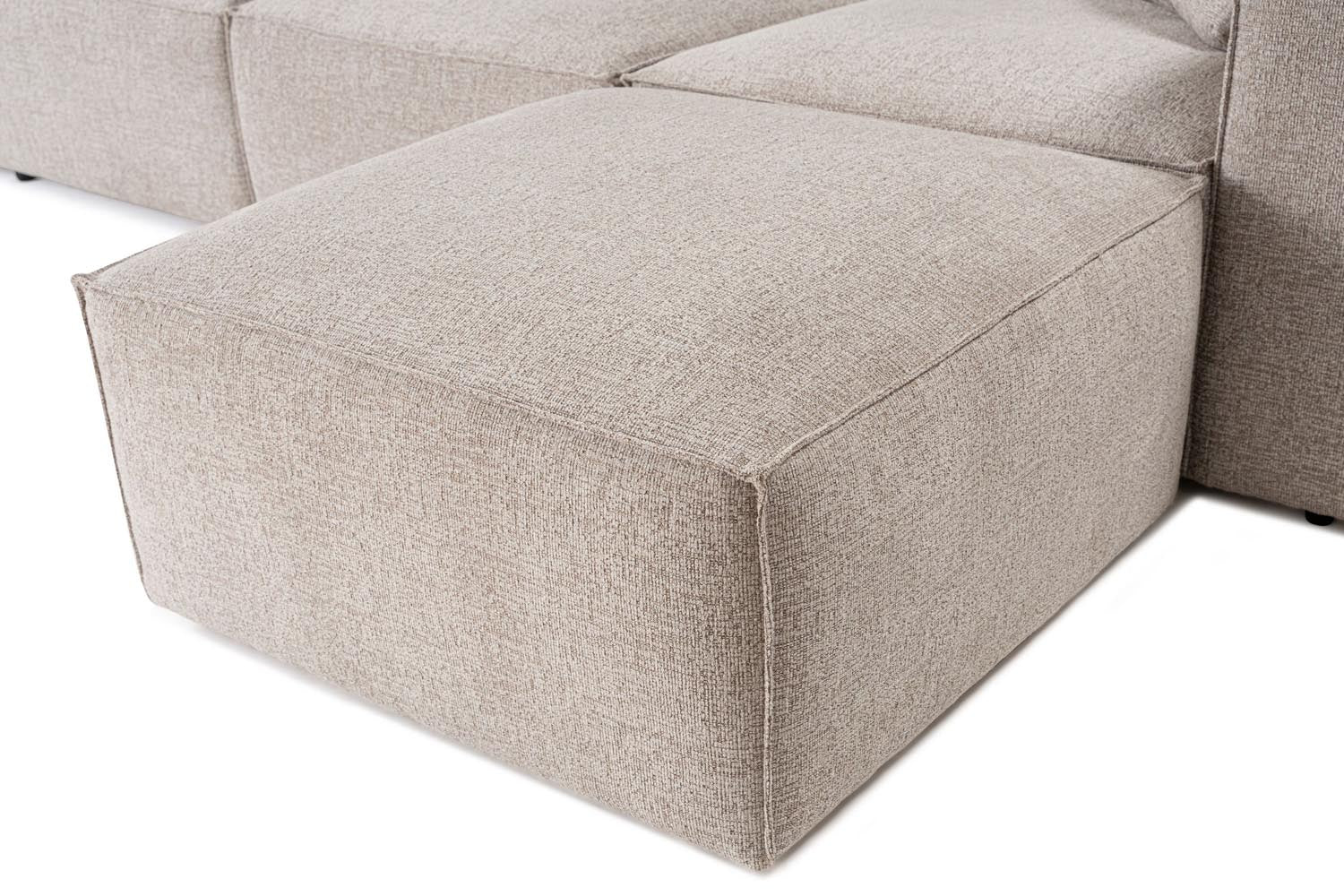 Genießen Sie das stilvolle Ecksofa Lora in Mokka von Atelier Del Sofa – der perfekte Rückzugsort für Komfort und Eleganz in Ihrem Wohnraum.