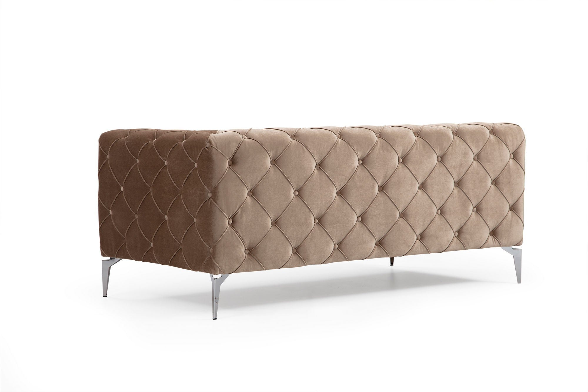 Erleben Sie das Como 4-Sitzer-Sofa in Dunkelcreme von Atelier Del Sofa – eine harmonische Verbindung aus Eleganz, Komfort und praktischer Pflegeleichtigkeit.