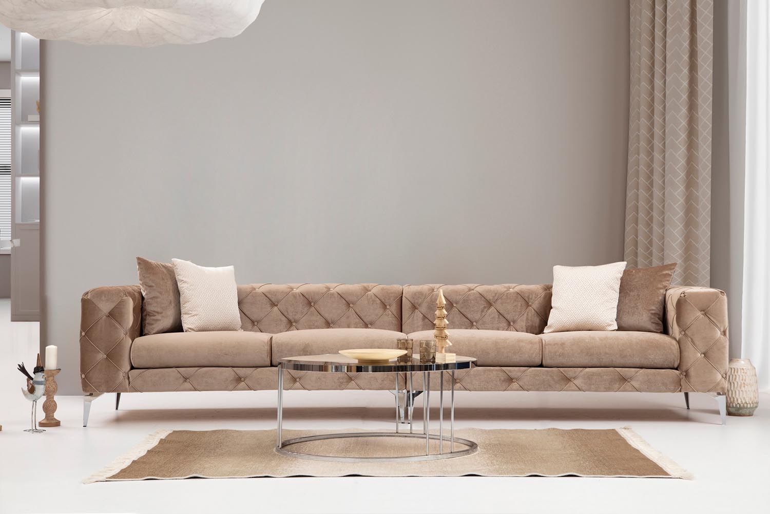 Entdecken Sie das Como 4er Sofa in Dunkler Creme von Atelier Del Sofa – eine perfekte Kombination aus Stil, Komfort und Eleganz für Ihr Zuhause.