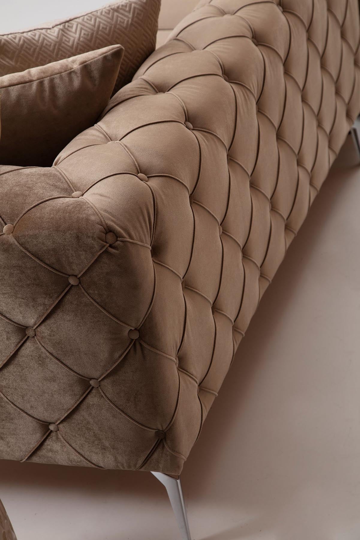 Erleben Sie das Como 4-Sitzer-Sofa in Dunkelcreme von Atelier Del Sofa – der Inbegriff von Luxus und Gemütlichkeit für Ihr Wohnambiente.