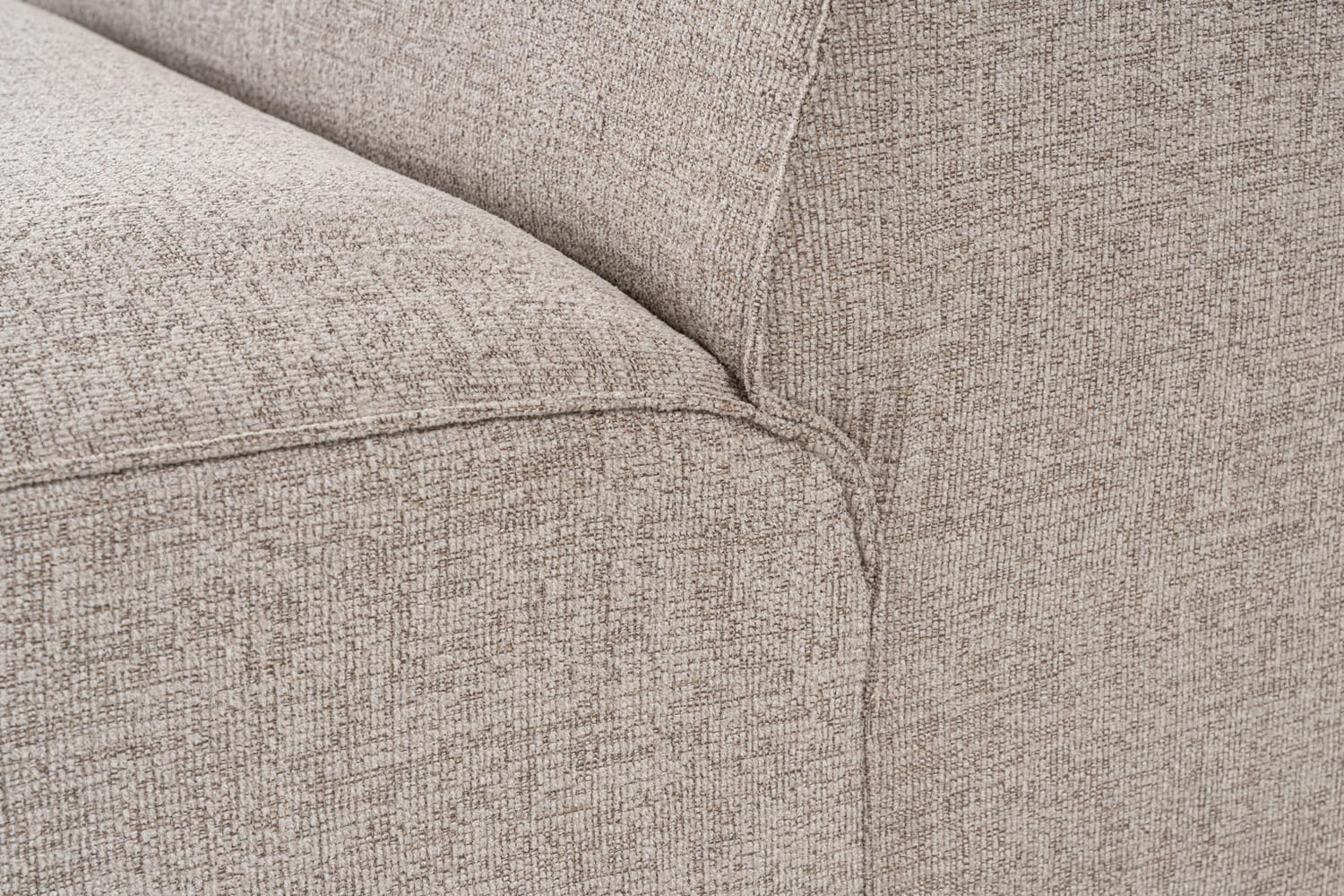 Genießen Sie das Lora L1 Sofa in Mokka von Atelier Del Sofa – stilvoll, bequem und perfekt für Ihr Zuhause. Verwandeln Sie Ihren Wohnraum!