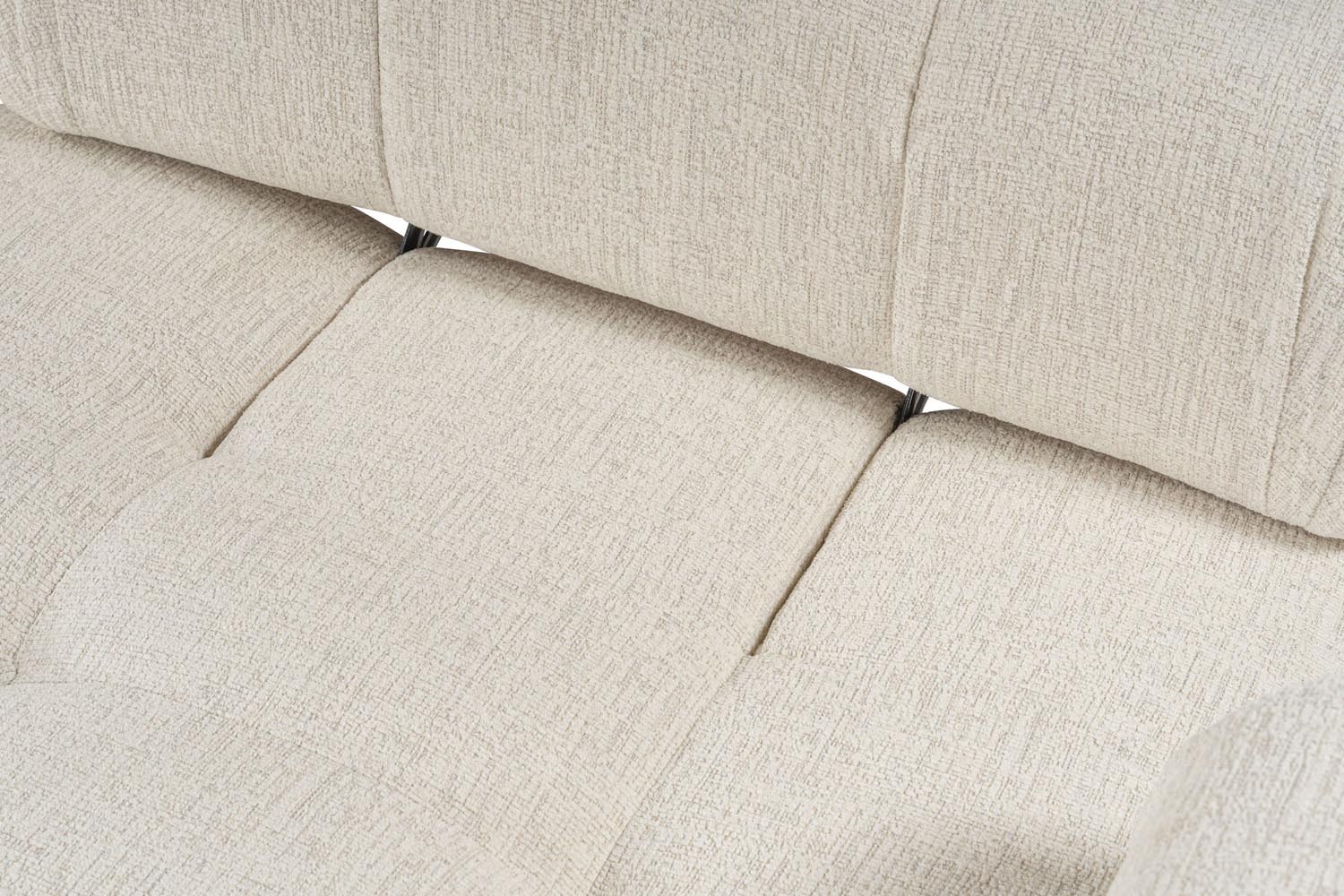 Entdecken Sie das Doblo L1 Sofa in Sahne von Atelier Del Sofa – ein elegantes 1-Sitzer Möbelstück, das Stil und höchsten Komfort vereint.