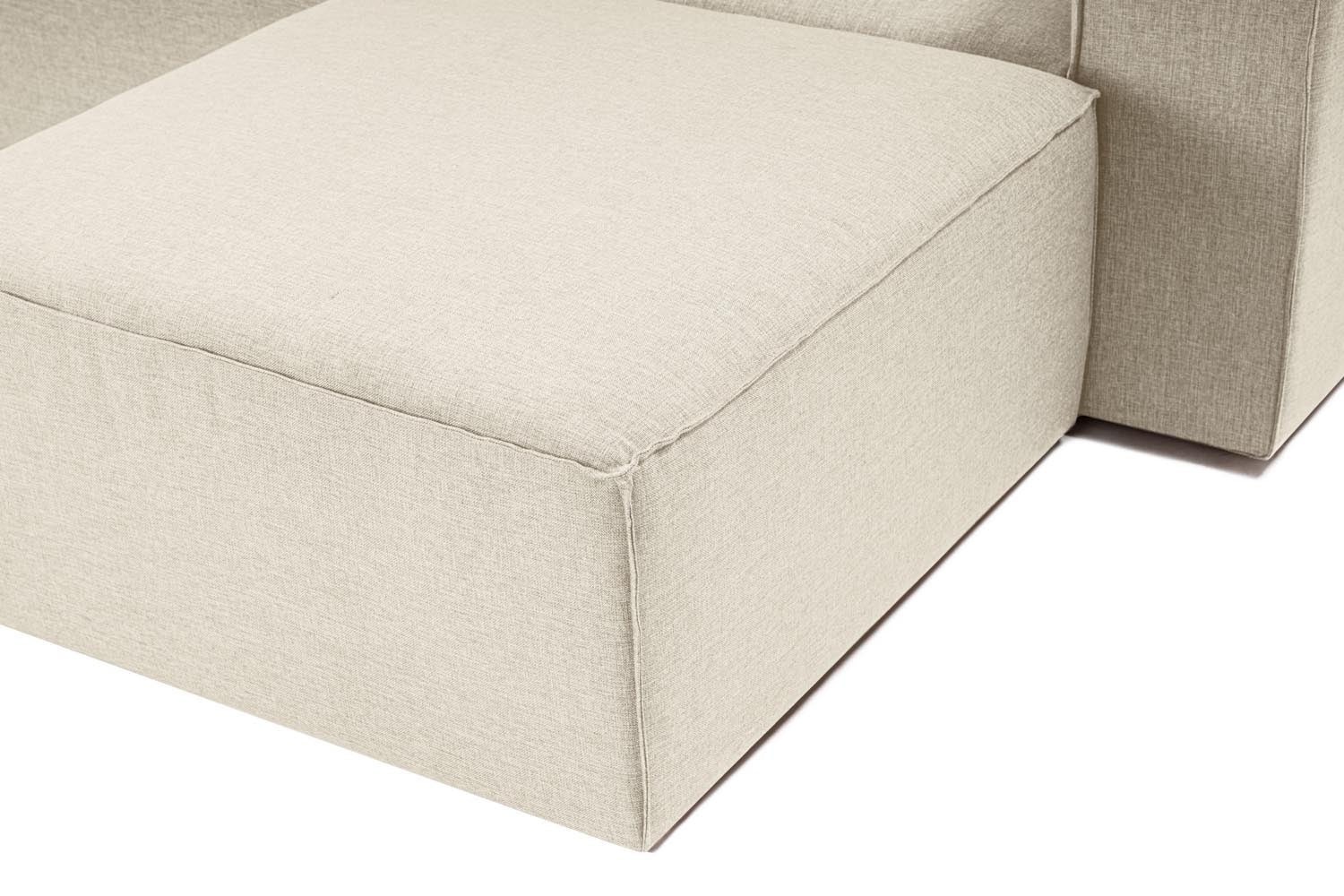 Erleben Sie das Fora Ecksofa in Ecru von Atelier Del Sofa – eine perfekte Kombination aus Eleganz und Komfort für Ihr modernes Wohnzimmer.