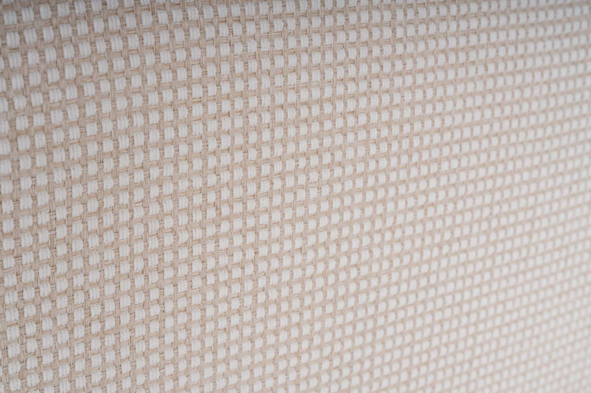 Erleben Sie den Lora Pouffe in Weiß von Atelier Del Sofa – ein luxuriöser Hocker, der Stil und Gemütlichkeit in Ihr Zuhause bringt.