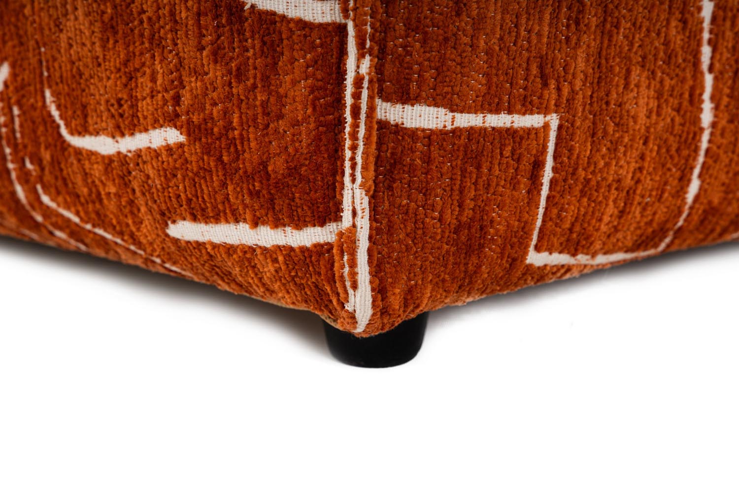 Verleihen Sie Ihrem Raum mit dem Lora Pouffe in lebhaftem Orange von Atelier Del Sofa einen Hauch von Eleganz und Komfort!