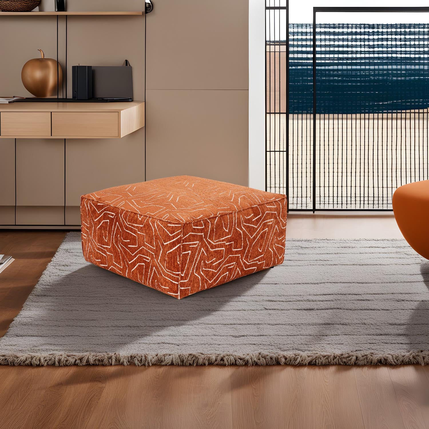 Entdecken Sie den Lora Pouffe in Orange von Atelier Del Sofa – ein stilvolles Möbelstück, das Komfort und Eleganz in Ihr Zuhause bringt.