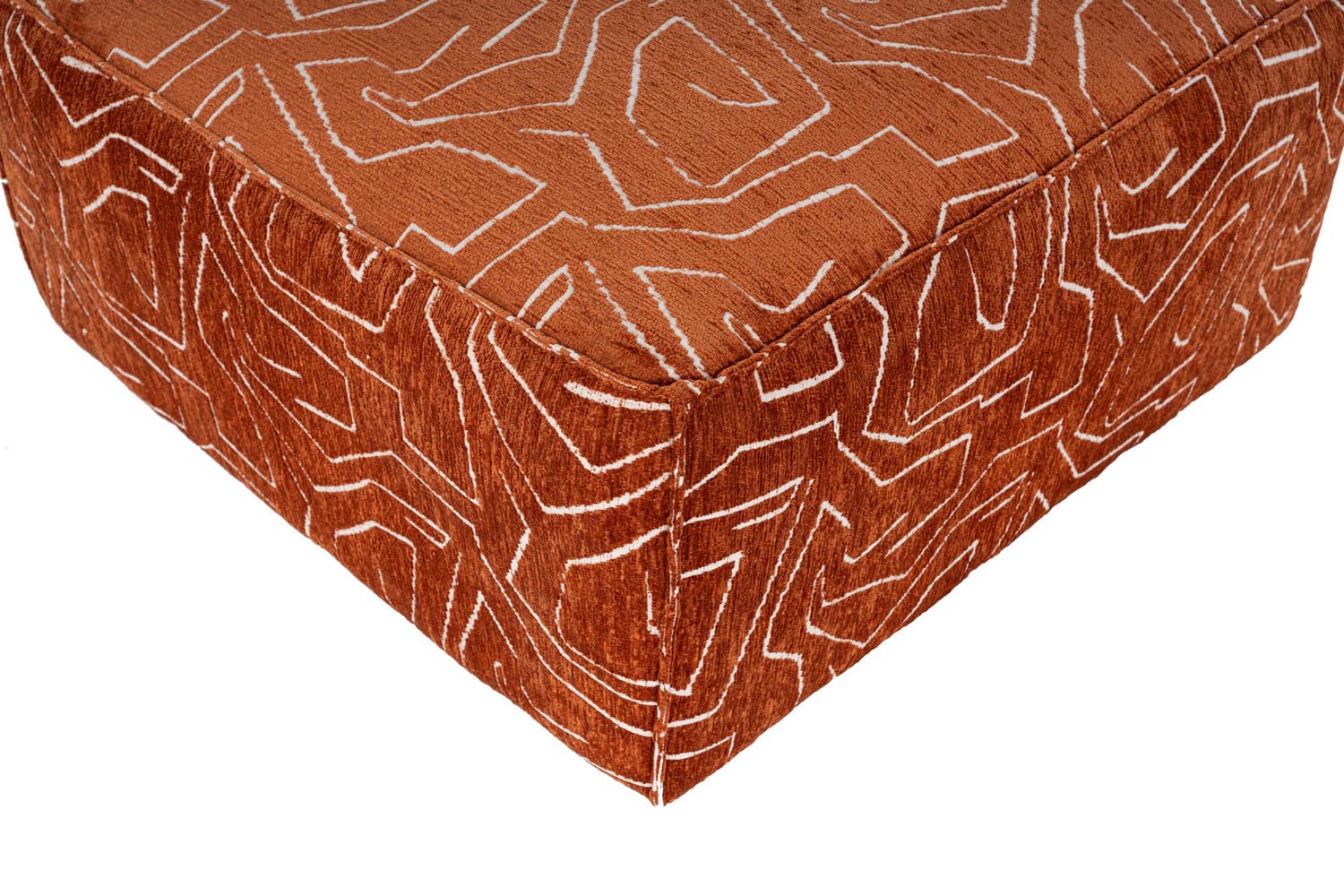 Entdecken Sie den Lora Pouffe in strahlendem Orange von Atelier Del Sofa – der perfekte Akzent für Ihr Zuhause, der Stil und Gemütlichkeit vereint!