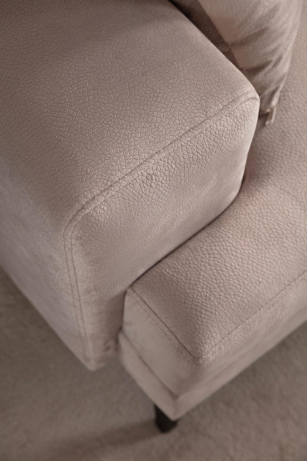 Genießen Sie das stilvolle Astana 3-Sitzer-Sofa in Beige von Atelier Del Sofa. Perfekte Kombination aus Komfort und Eleganz für Ihr Zuhause.