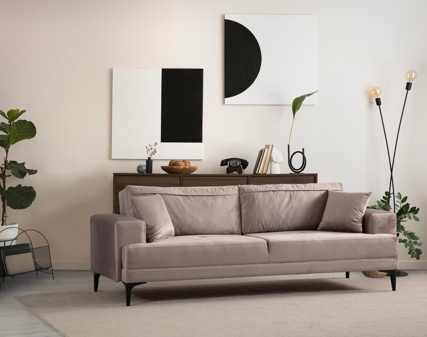 Entdecken Sie das elegante Astana 3-Sitzer-Sofa in Beige von Atelier Del Sofa. Komfort und Stil vereint für Ihr Zuhause.