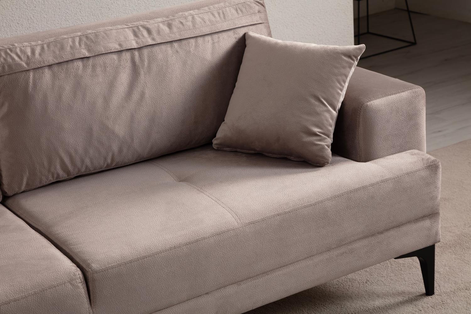 Genießen Sie das stilvolle Astana 3-Sitzer-Sofa in Beige von Atelier Del Sofa. Perfekt für Ihr Zuhause, bietet es luxuriösen Komfort und zeitlose Eleganz.