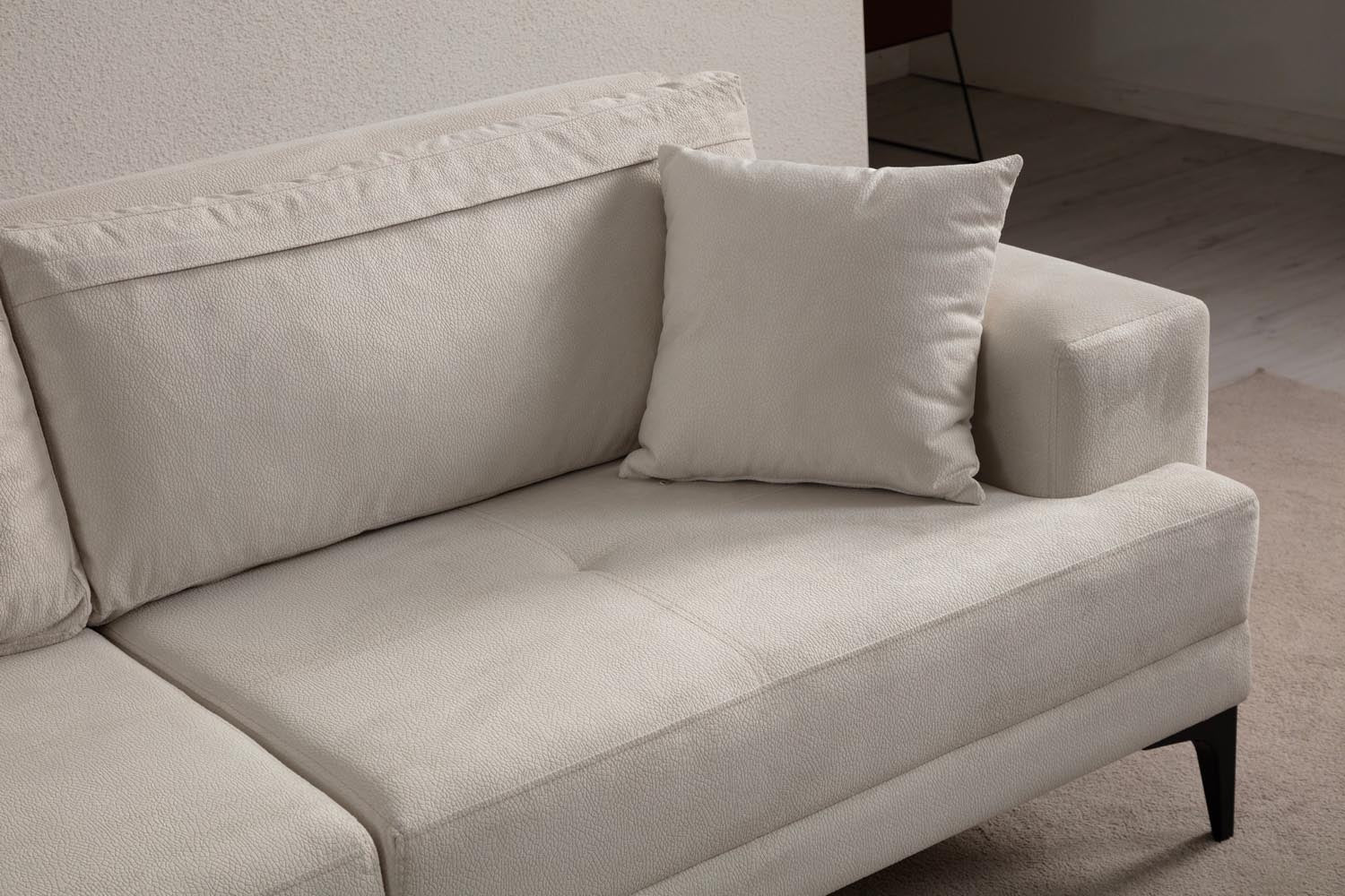 Erleben Sie das Astana 3-Sitzer-Sofa in Ecru von Atelier Del Sofa – eine harmonische Verbindung aus stilvollem Design und luxuriösem Komfort für Ihr Zuhause.