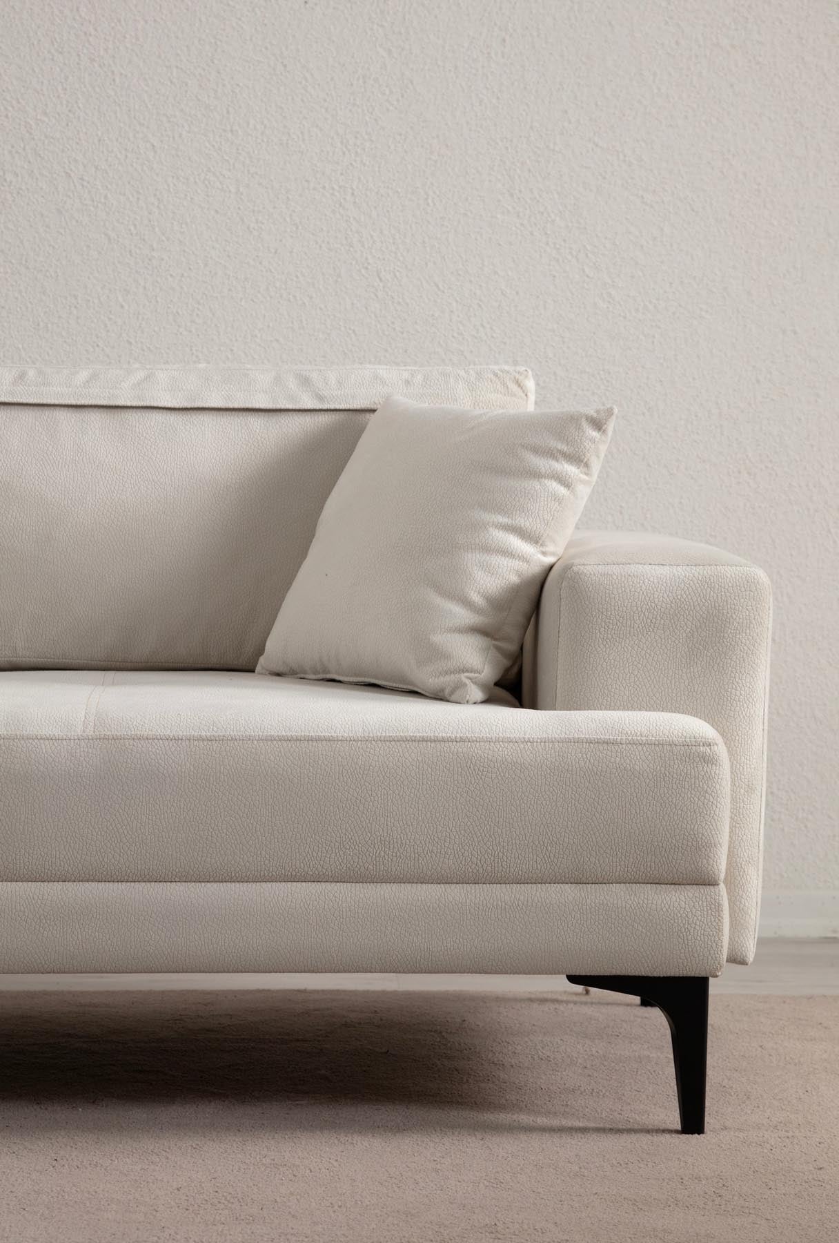 Entdecken Sie das Astana 3-Sitzer-Sofa in Ecru von Atelier Del Sofa – der Inbegriff von Eleganz und unvergleichlichem Sitzkomfort für Ihr Wohnambiente.