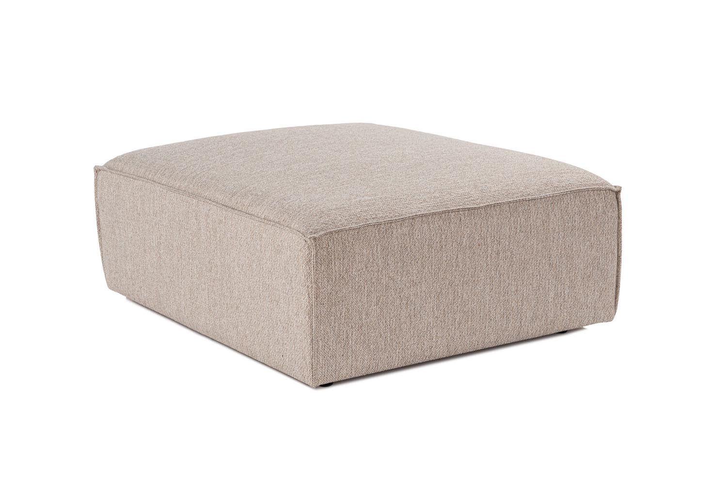 Entdecken Sie den eleganten Sora Pouffe in Sandbeige von Atelier Del Sofa – ein stilvolles Akzentstück für Ihr Zuhause, das Komfort und Raffinesse vereint.