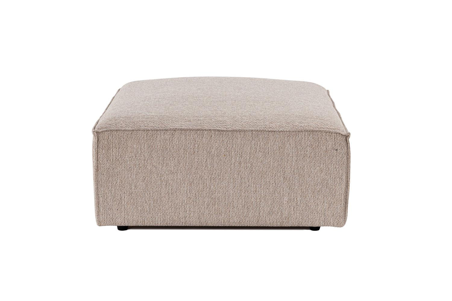 Erleben Sie den luxuriösen Sora Pouffe in Sandbeige – ein vielseitiges Möbelstück, das Stil und Gemütlichkeit in jeden Raum bringt.