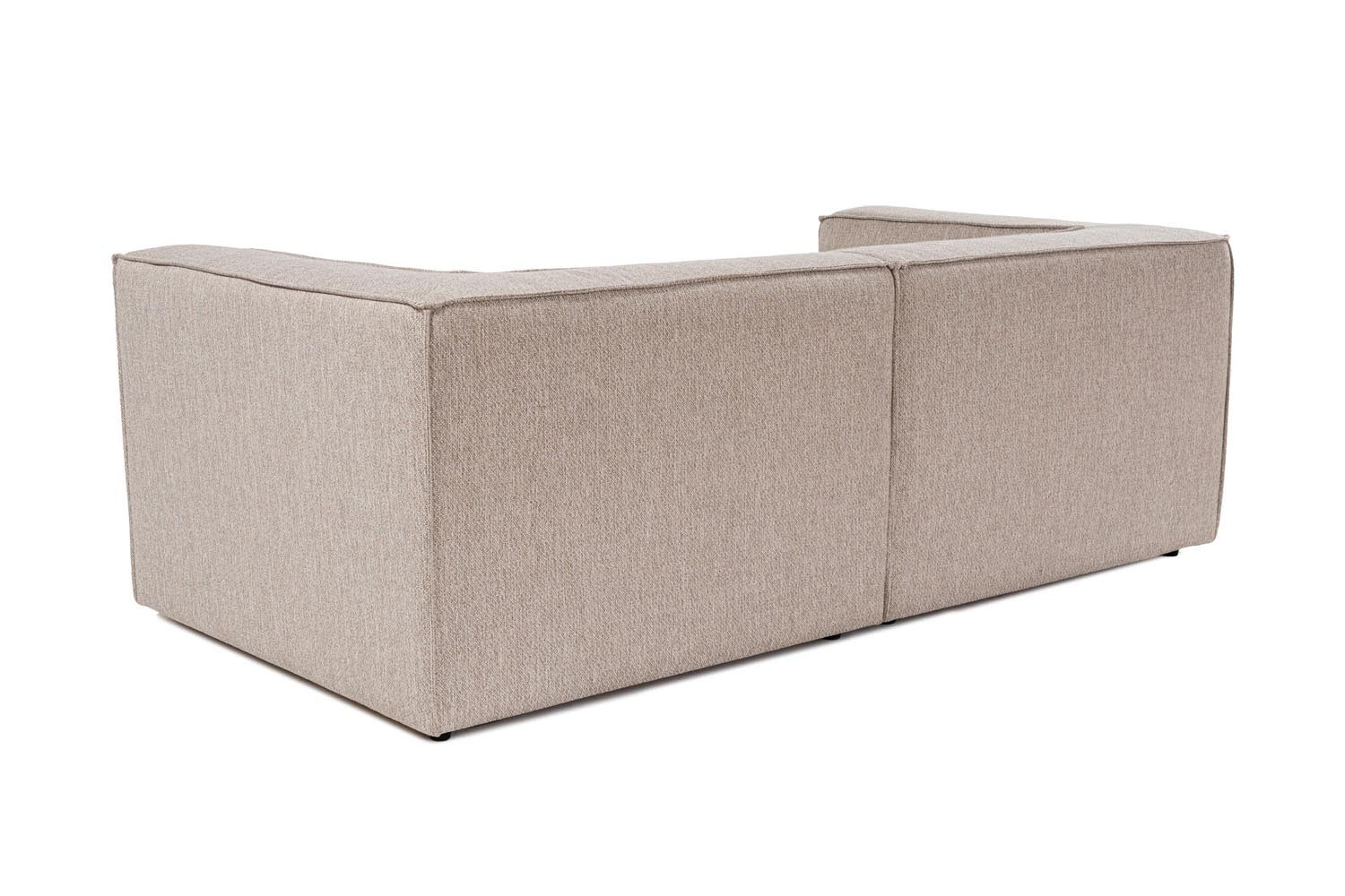Erleben Sie das Sora 2 Sofa in Sandbeige – ein luxuriöses 2-Sitzer Sofa, das mit seinem eleganten Design und unvergleichlichem Komfort Ihr Zuhause bereichert.