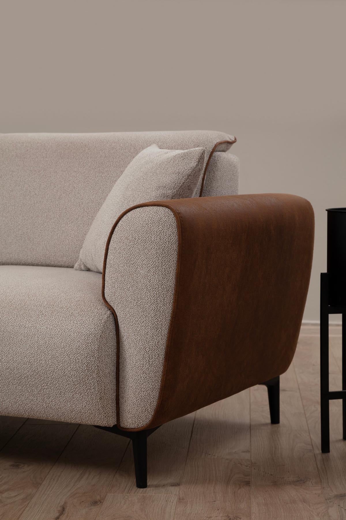 Genießen Sie das Aren Modulares Sofa in Beige Zimt von Atelier Del Sofa – eine perfekte Kombination aus Eleganz und unvergleichlichem Sitzkomfort.