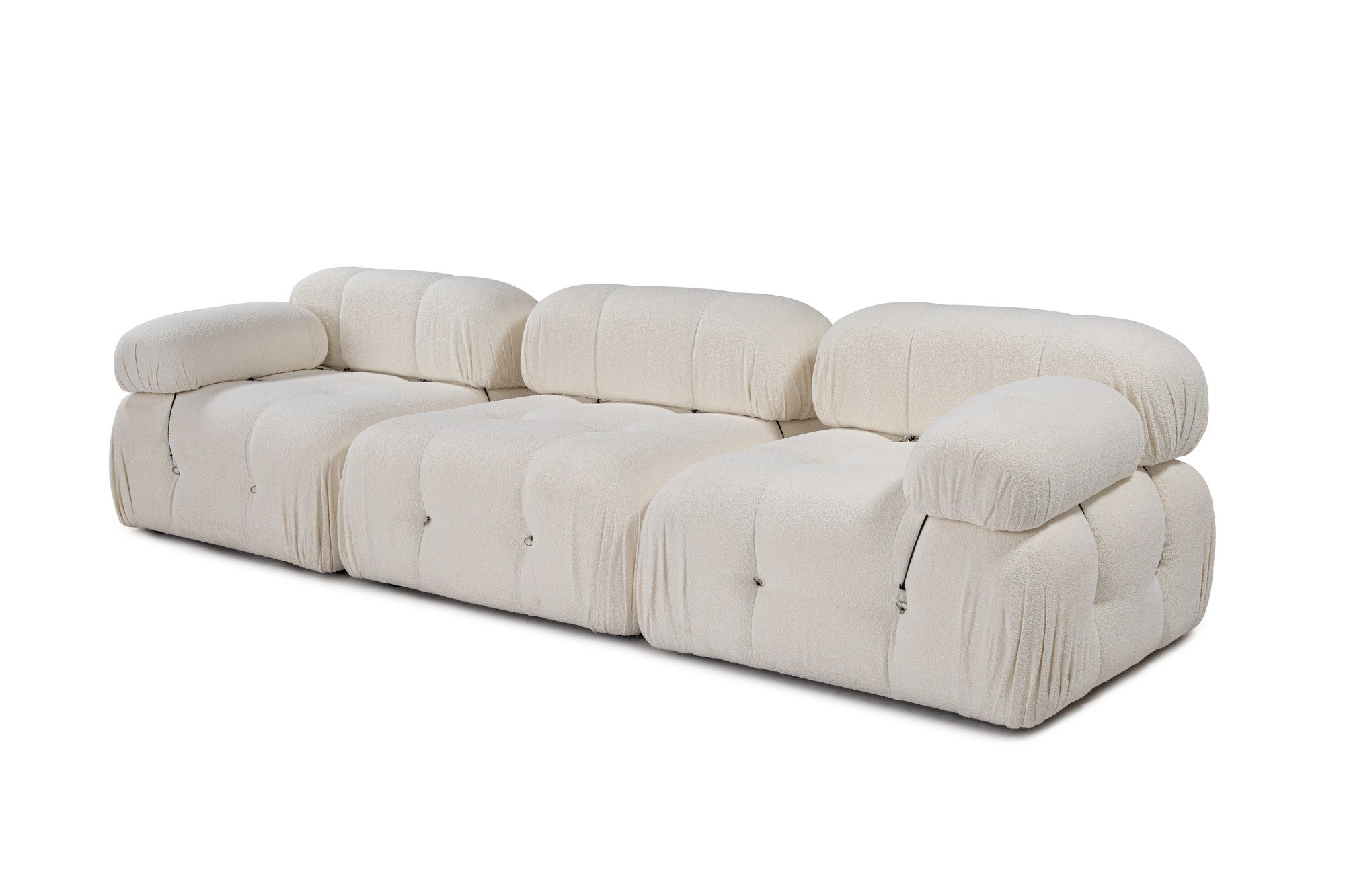 Entdecken Sie das elegante Bubble 3-Sitzer Sofa in Weiß von Atelier Del Sofa. Ideal für stilvolle Wohnräume, vereint es Komfort und Qualität.