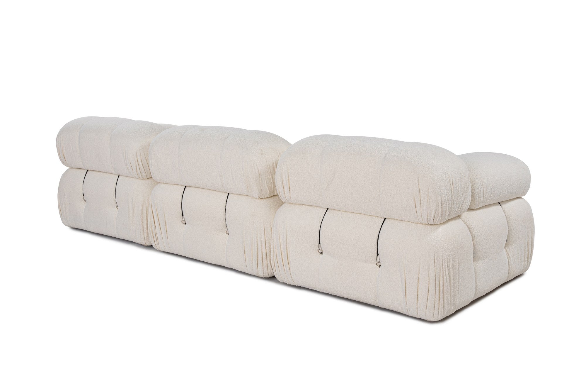 Entdecken Sie das elegante Bubble 3-Sitzer Sofa in Weiß von Atelier Del Sofa. Ideal für stilvolle Wohnräume, vereint es Komfort und Qualität.