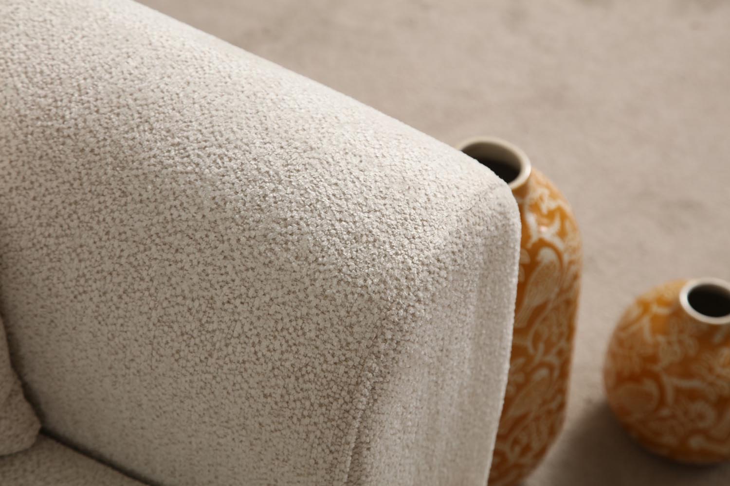 Erleben Sie das Lyke 3-Sitzer Bettsofa in Sahne von Atelier Del Sofa – ein elegantes Möbelstück, das Komfort und Vielseitigkeit vereint.