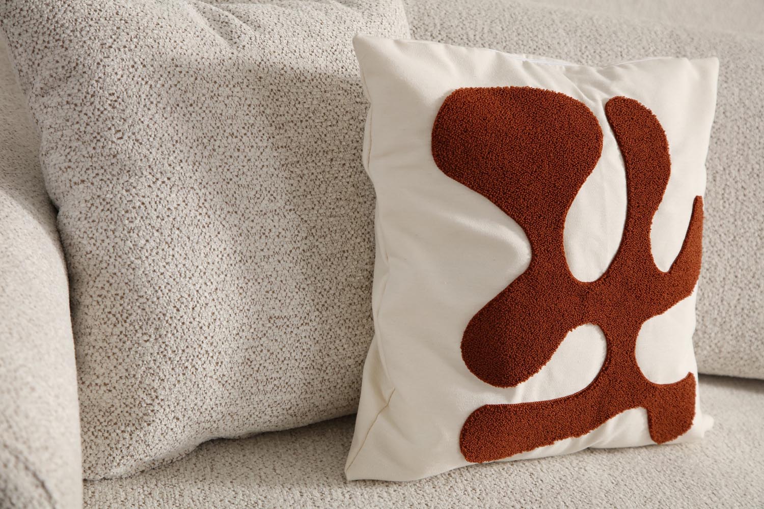 Erleben Sie das Lyke 3-Sitzer Bettsofa in Sahne von Atelier Del Sofa – ein elegantes Möbelstück, das Komfort und Vielseitigkeit vereint.