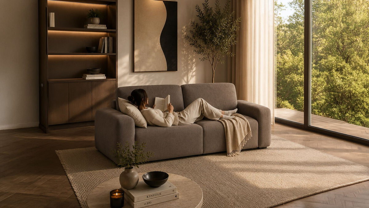 Braunes 3-Sitzer Sofa Mono Lilly von Hanah Home mit Buchenholz-Gestell, Kunststoffbeinen und gepolsterten Sitz- und Rückenkissen.