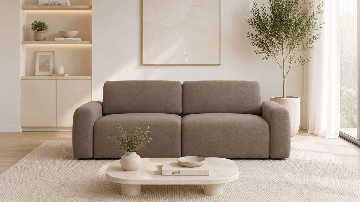 Braunes 3-Sitzer Sofa Mono Lilly von Hanah Home mit Buchenholz-Gestell, Kunststoffbeinen und gepolsterten Sitz- und Rückenkissen.