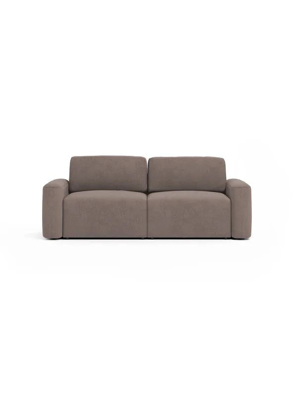 Braunes 3-Sitzer Sofa Mono Lilly von Hanah Home mit Buchenholz-Gestell, Kunststoffbeinen und gepolsterten Sitz- und Rückenkissen.