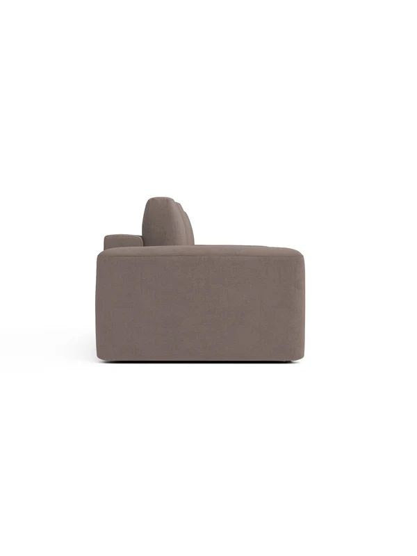Braunes 3-Sitzer Sofa Mono Lilly von Hanah Home mit Buchenholz-Gestell, Kunststoffbeinen und gepolsterten Sitz- und Rückenkissen.