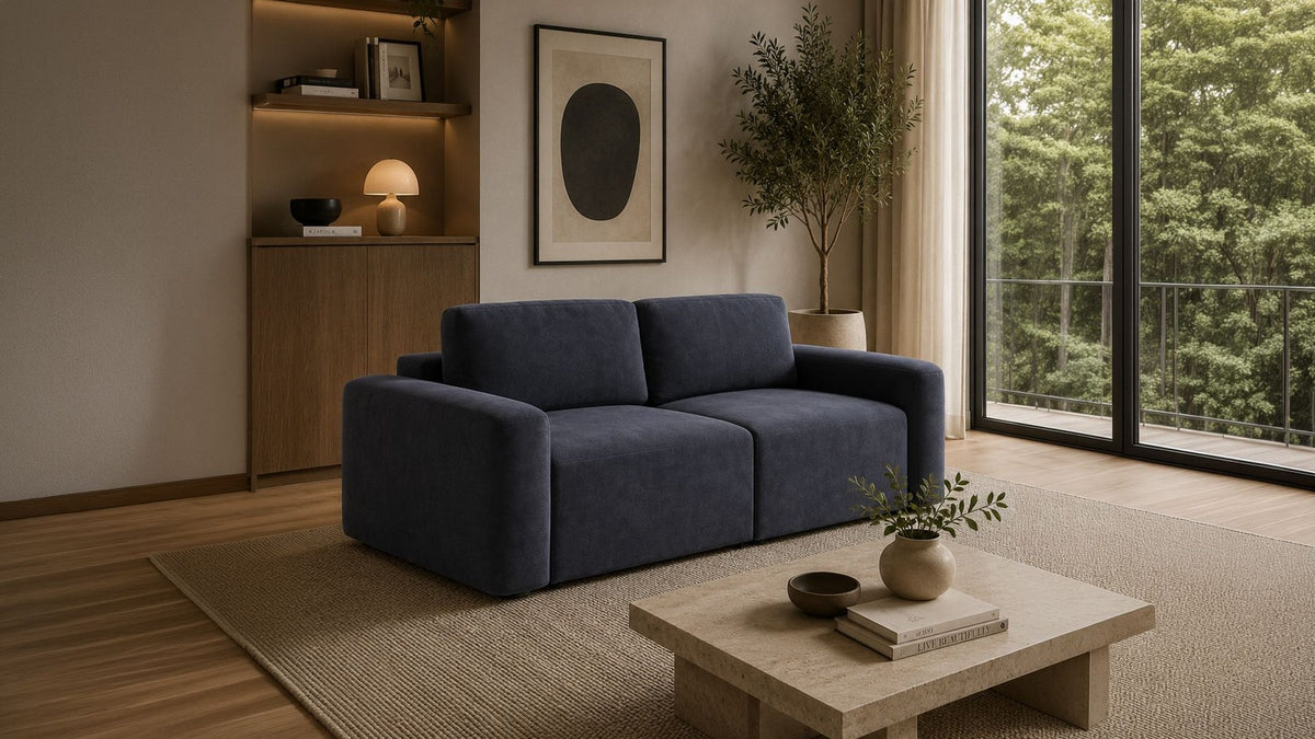 Petrolblaues 3-Sitzer Sofa Mono Lilly mit Buchenholzgestell, gepolsterten Sitzkissen und Kunststoffbeinen in einem Wohnzimmer.