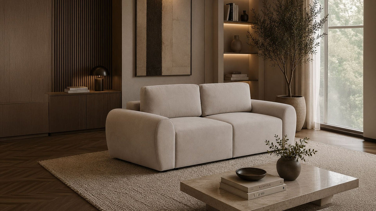 Ecrufarbenes 3-Sitzer Sofa Mono P mit Buchenholzgestell, Kunststoffbeinen und gepolsterten Sitzkissen, Sitzhöhe 45 cm, Frontalansicht.