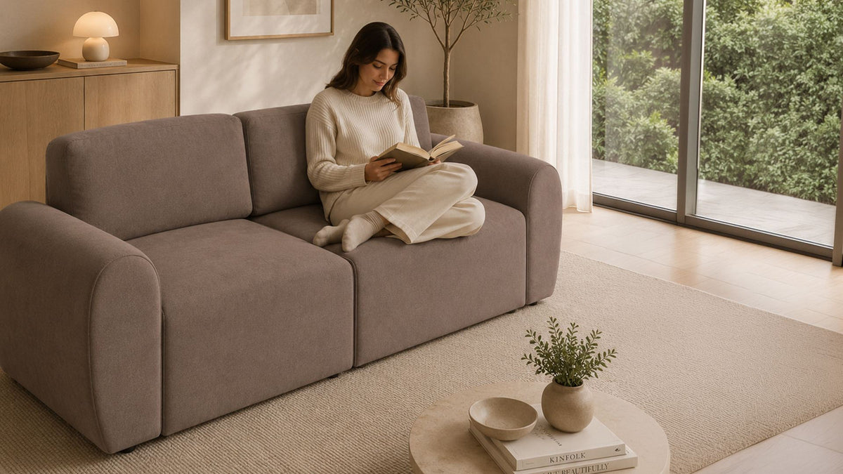 Braunes 3-Sitzer Sofa Mono P von Hanah Home mit Buchenholzgestell, Kunststoffbeinen und gepolsterten Sitz- und Rückenkissen im Wohnzimmer.