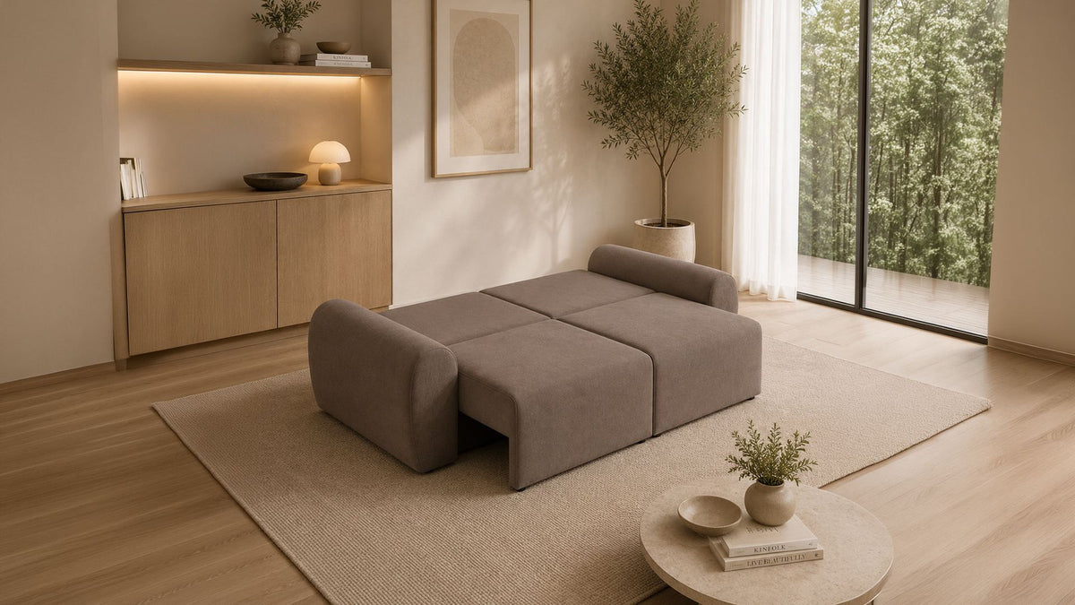 Braunes 3-Sitzer Sofa Mono P von Hanah Home mit Buchenholzgestell, Kunststoffbeinen und gepolsterten Sitz- und Rückenkissen im Wohnzimmer.