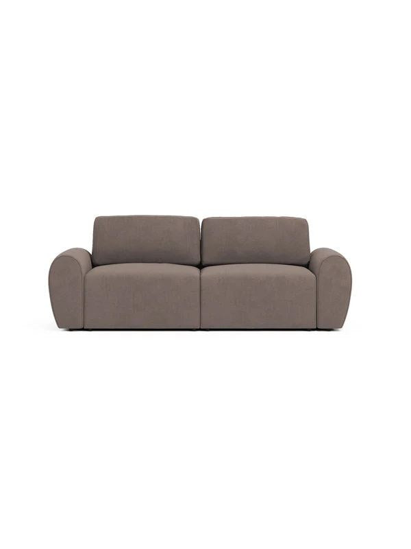 Braunes 3-Sitzer Sofa Mono P von Hanah Home mit Buchenholzgestell, Kunststoffbeinen und gepolsterten Sitz- und Rückenkissen im Wohnzimmer.