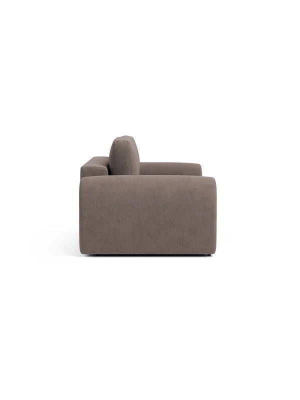 Braunes 3-Sitzer Sofa Mono P von Hanah Home mit Buchenholzgestell, Kunststoffbeinen und gepolsterten Sitz- und Rückenkissen im Wohnzimmer.
