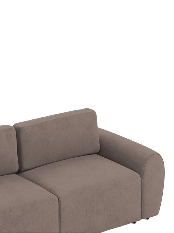 Braunes 3-Sitzer Sofa Mono P von Hanah Home mit Buchenholzgestell, Kunststoffbeinen und gepolsterten Sitz- und Rückenkissen im Wohnzimmer.