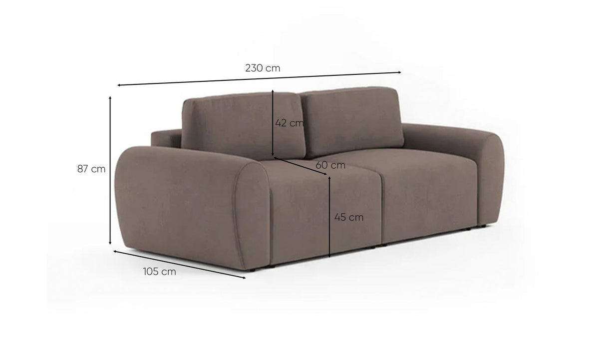 Braunes 3-Sitzer Sofa Mono P von Hanah Home mit Buchenholzgestell, Kunststoffbeinen und gepolsterten Sitz- und Rückenkissen im Wohnzimmer.