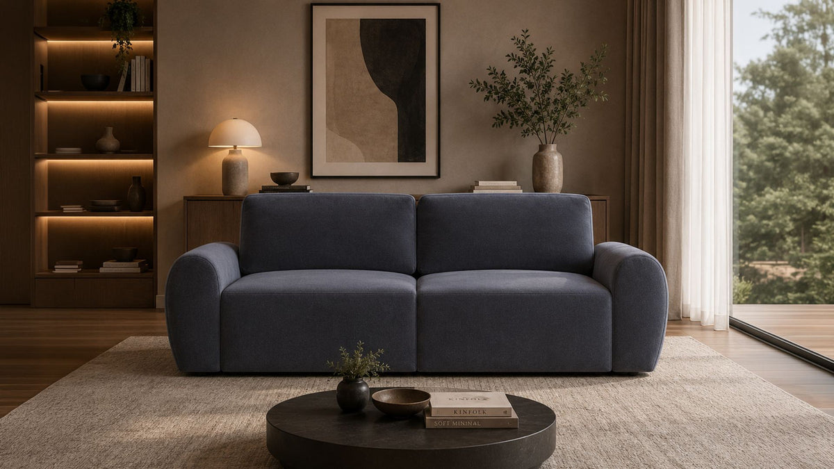 Petrolblaues 3-Sitzer Sofa Mono P von Hanah Home mit Buchenholzgestell, Kunststoffbeinen und weichem Schaumstoffpolster, Frontalansicht.