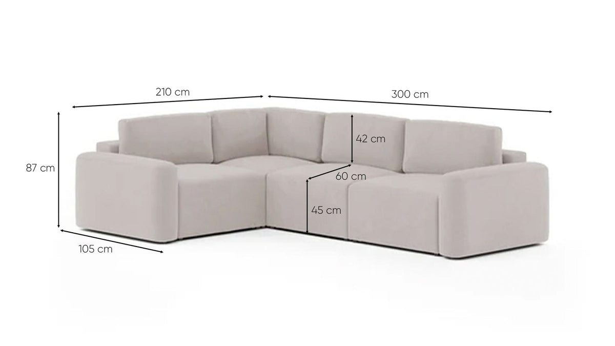 Eckcouch in Ecru mit Gestell aus Buchenholz und Spanplatte, Kunststoffbeinen und gepolsterten Sitzflächen aus Schaumstoff.