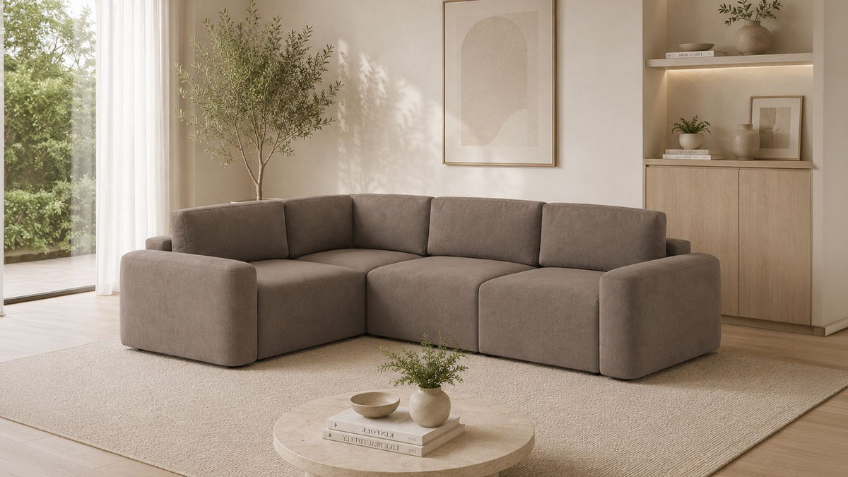 Braunes Ecksofa Mono Lilly links von Hanah Home mit Buchenholzgestell, Kunststoffbeinen und Sitzhöhe 45 cm im Wohnzimmer präsentiert.