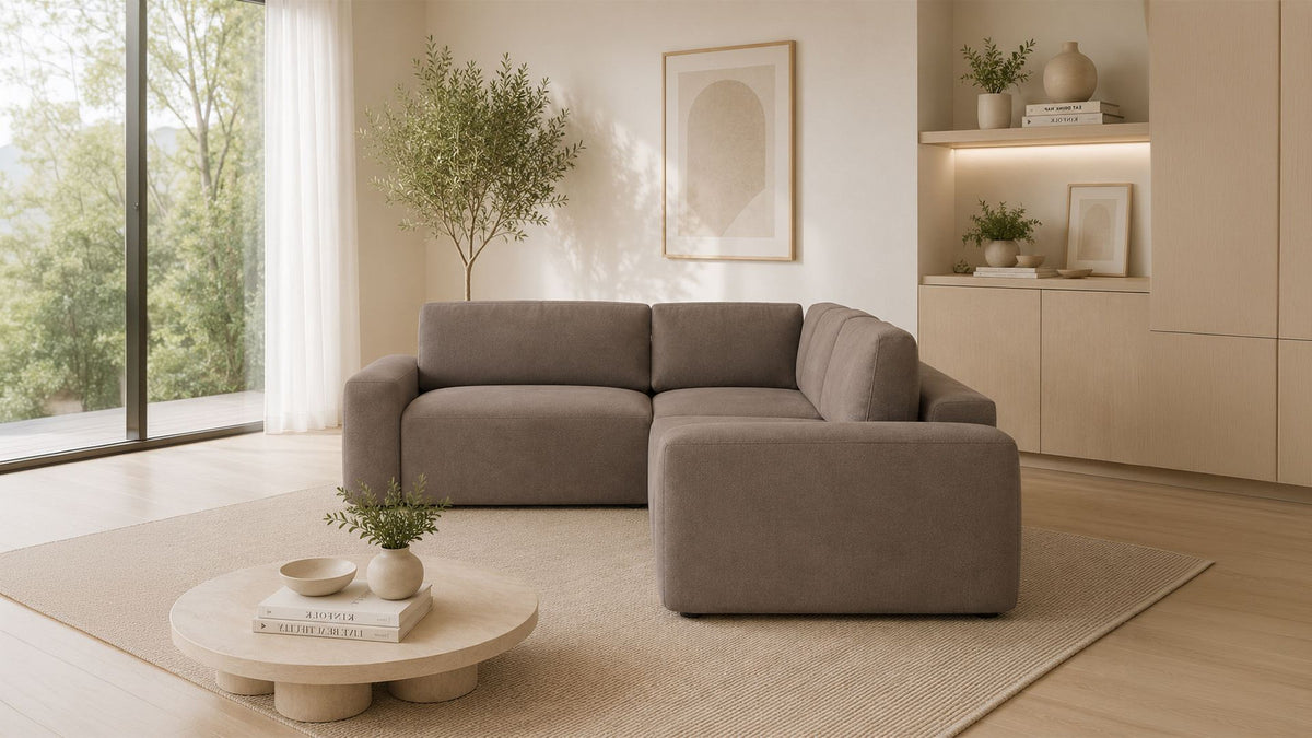 Braunes Ecksofa Mono Lilly links von Hanah Home mit Buchenholzgestell, Kunststoffbeinen und Sitzhöhe 45 cm im Wohnzimmer präsentiert.