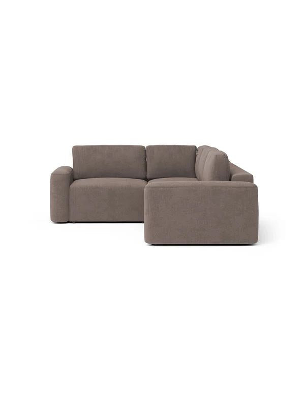 Braunes Ecksofa Mono Lilly links von Hanah Home mit Buchenholzgestell, Kunststoffbeinen und Sitzhöhe 45 cm im Wohnzimmer präsentiert.