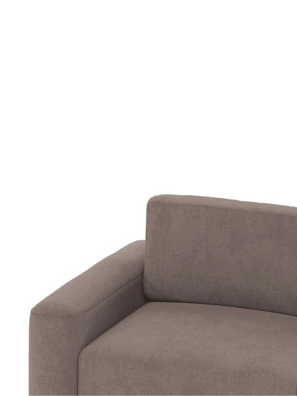 Braunes Ecksofa Mono Lilly links von Hanah Home mit Buchenholzgestell, Kunststoffbeinen und Sitzhöhe 45 cm im Wohnzimmer präsentiert.