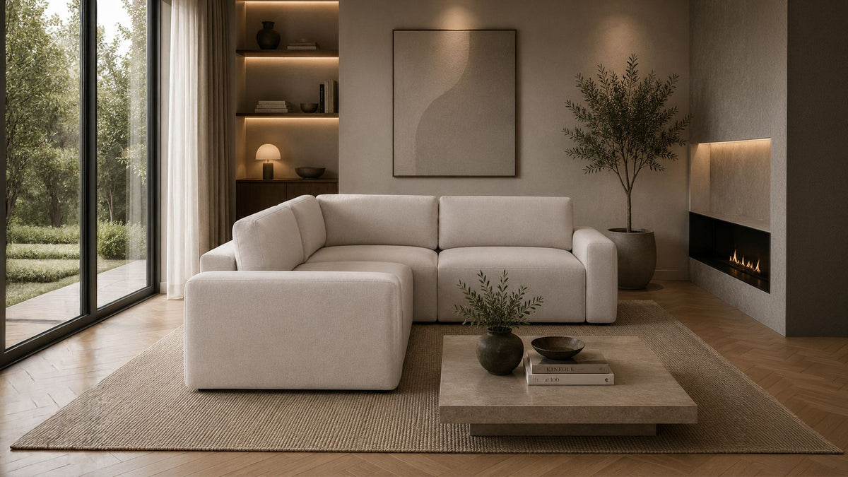 Ecksofa Mono Lilly rechts in Ecru mit Buchenholzgestell, gepolsterten Sitzkissen aus Schaumstoff und Kunststofffüssen, Sitzhöhe 45 Zentimeter.
