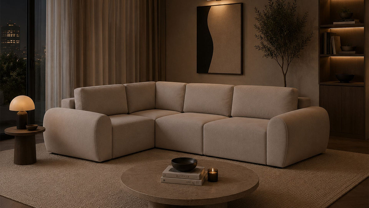 Ecru-farbenes Ecksofa links mit Buchenholz-Gestell, Kunststoffbeinen und gepolsterten Sitz- und Rückenkissen, Grösse 315x305 cm.