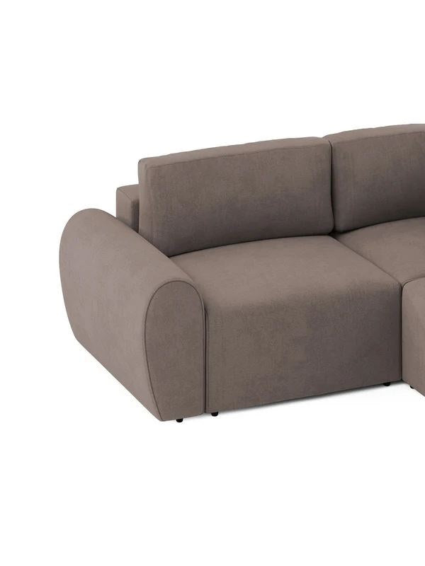 Braunes Ecksofa Mono P von Hanah Home mit Buchenholzgestell, Kunststoffbeinen und gepolsterten Sitz- und Rückenkissen, Ansicht von vorne.