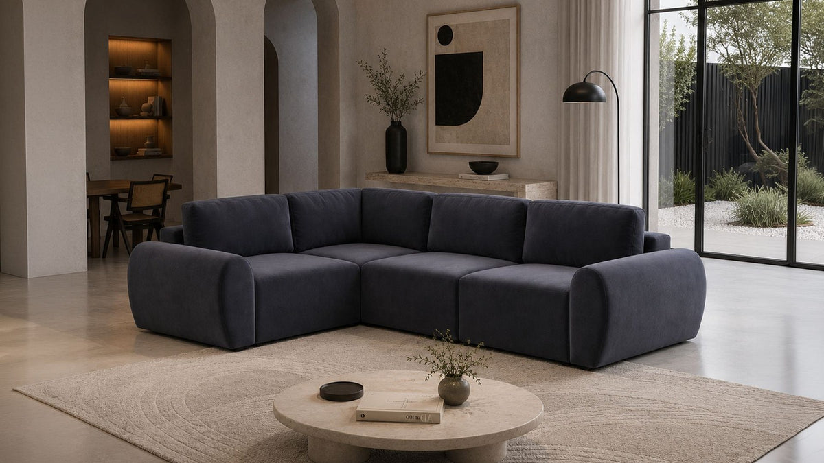 Petrolblaues Ecksofa mit Buchenholzgestell, Kunststoffbeinen und gepolsterten Sitzkissen, links ausgerichtet, Frontalansicht.