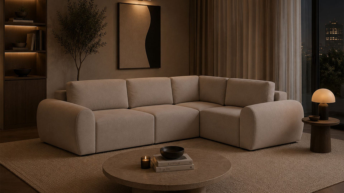 Ecksofa Mono P rechts in Ecru mit Buchenholzgestell, Kunststoffbeinen und gepolsterten Sitzflächen, Ansicht von vorne.