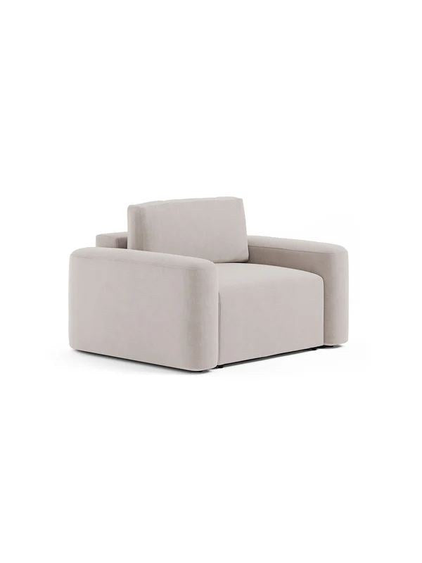 Cremefarbenes 1-Sitzer Sofa Mono Lily mit Buchenholzgestell, weichen Schaumstoffkissen und Kunststoffbeinen, Sitzhöhe 45 cm.